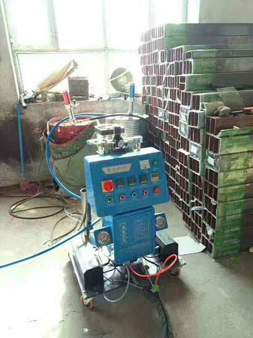 聚氨酯發(fā)泡機(jī)器 哪個(gè)市場(chǎng)賣(圖2) 高壓小型聚氨酯發(fā)泡機(jī)施工案例